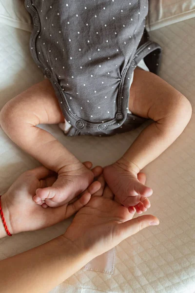 Pasgeboren Babys voeten. Zuster met pasgeboren baby benen. gezondheidszorg, hygiëne, gelukkig gezinsconcept — Stockfoto