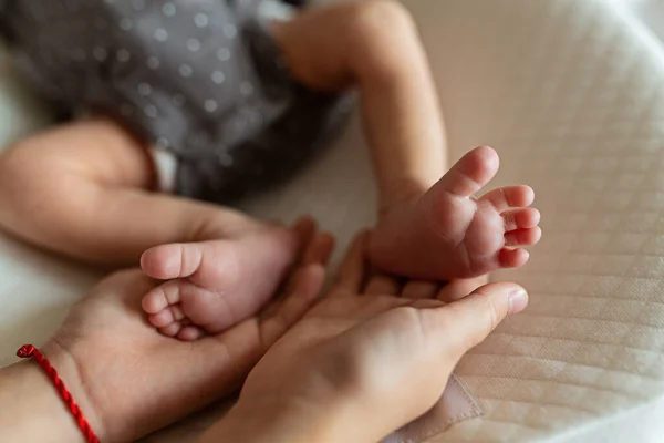 Pasgeboren Babys voeten. Zuster met pasgeboren baby benen. gezondheidszorg, hygiëne, gelukkig gezinsconcept — Stockfoto