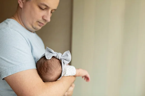 Jonge blanke vader die een pasgeboren meisje vasthoudt. Mannelijke man ouder en kind dochter. Authentieke lifestyle documentaire moment. Alleenstaand vader gezinsleven. Fijne Vaderdag vakantie — Stockfoto