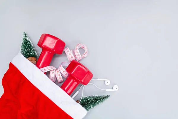 Egzersiz, Fitness ve Çalışan Mutlu Noeller ve Mutlu yıllar konsepti. Gri arka planda fotokopi alanı olan spor aletleri. Düz yatış, Üst Manzara, Genel Görünüm, Model