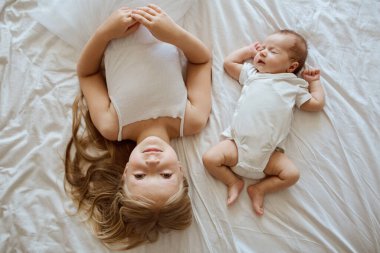 Küçük kız kardeşi ve yeni doğan erkek kardeşi. Küçük çocuk yeni kardeşle tanışıyor. Şirin bir kız ve yeni doğmuş bir erkek bebek yatak odasında rahatlar. Evde iki çocuklu bir aile. Aşk, güven ve şefkat kavramı