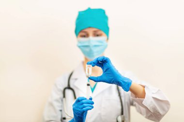 Bej arka planda el ele tutuşan doktor ya da hemşire grip aşısı, bebek, erkek, kadın aşısı, ilaç ve uyuşturucu konsepti için kızamık şırıngası. Coronavirus covid-19 salgınına karşı aşı. Yüksek kalite fotoğraf
