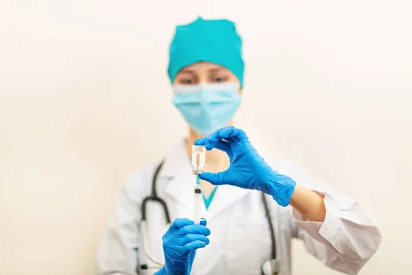 Médico Enfermeiro Segurando Vacina Contra Gripe Das Mãos Fundo Bege — Fotografia de Stock