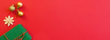 Noel kompozisyonu. Hediye kutusu, kırmızı arka planda altın oyuncak. Kış tatili, yeni yıl konsepti. Kutlama kartı, xmas kutlaması 2020. Düz yatış, üst görünüm, model