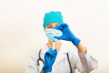 Bej arka planda el ele tutuşan doktor ya da hemşire grip aşısı, bebek, erkek, kadın aşısı, ilaç ve uyuşturucu konsepti için kızamık şırıngası. Coronavirus covid-19 salgınına karşı aşı. Yüksek kalite fotoğraf