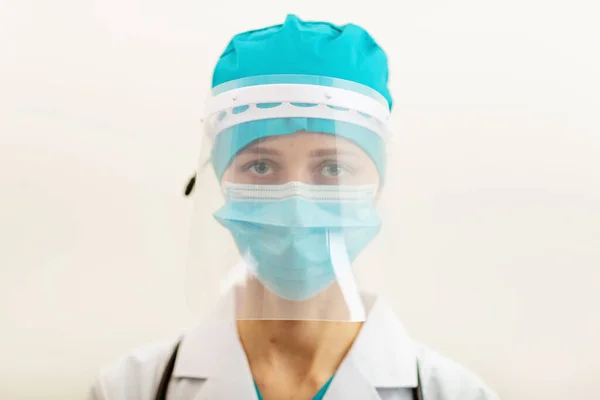 Doktor Nebo Sestra Béžovém Pozadí Očkování Proti Pandemické Nemocniční Nebo — Stock fotografie
