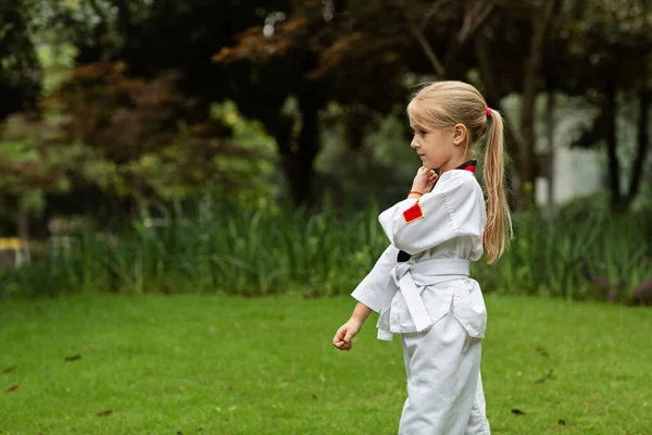 Biała Dziewczyna Lat Kimono Białym Pasem Ćwiczącym Taekwondo Letnim Parku — Zdjęcie stockowe