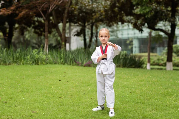 Biała Dziewczyna Lat Kimono Białym Pasem Ćwiczącym Taekwondo Letnim Parku — Zdjęcie stockowe