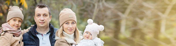 Família Feliz Andando Parque Outonal Elegante Jovem Caucasiano Mãe Pai — Fotografia de Stock