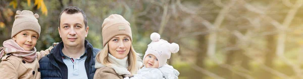 Lycklig Familj Som Vandrar Höstparken Snygg Ung Vit Mor Och — Stockfoto