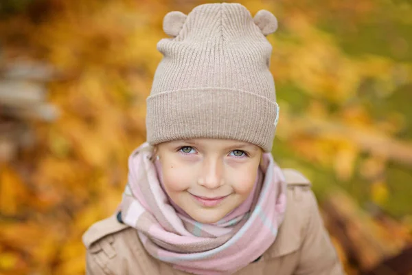 Jolie Petite Fille Élégante Six Ans Marchant Dans Parc Automne — Photo