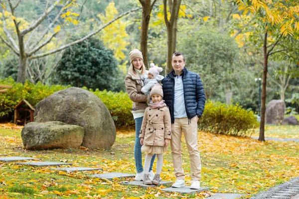 Gelukkige Familie Wandelen Het Herfstpark Stijlvolle Jonge Blanke Moeder Met — Stockfoto