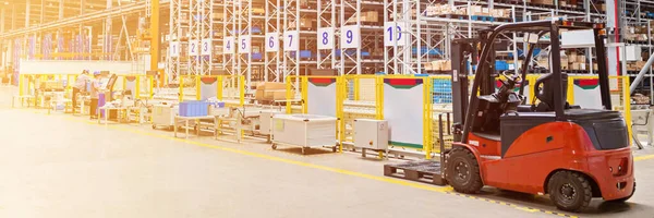 棚でいっぱいの倉庫 背景コンテナ工場製造業板紙事業契約 — ストック写真