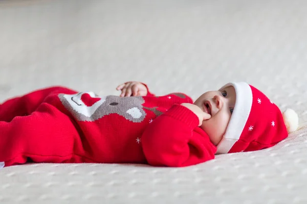 Κοντινό Πορτραίτο Νεογέννητου Μωρού Καυκάσιος Μωρό Μηνών Στολή Βασίλη Ξαπλωμένο — Φωτογραφία Αρχείου