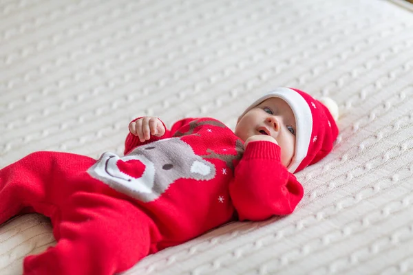 Κοντινό Πορτραίτο Νεογέννητου Μωρού Καυκάσιος Μωρό Μηνών Στολή Βασίλη Ξαπλωμένο — Φωτογραφία Αρχείου