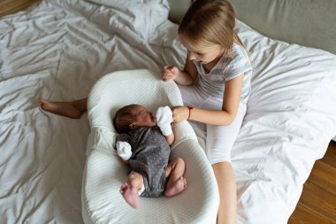 Küçük kız kardeşi ve yeni doğan erkek kardeşi. Küçük çocuk yeni kardeşle tanışıyor. Şirin bir kız ve yeni doğmuş bir erkek bebek yatak odasında rahatlar. Evde iki çocuklu bir aile. Aşk, güven ve şefkat kavramı