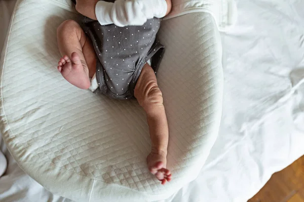 Pasgeboren baby in witte cocon. gezondheidszorg, hygiëne, gelukkig gezinsconcept — Stockfoto
