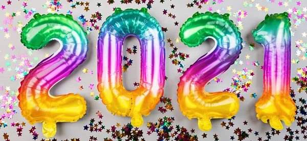2021 yılınız kutlu olsun. Metalik balonlar beyaz üzerine gökkuşağı renkleri. Düz yatış, üst görünüm, model, genel giderler. Kış bayramı kutlaması — Stok fotoğraf