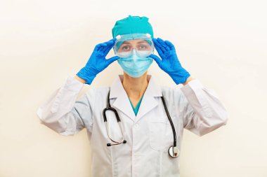 Bej arka planda bir doktor ya da hemşire. Coronavirus covid-19 salgınına karşı aşı, hastane veya klinik modeli