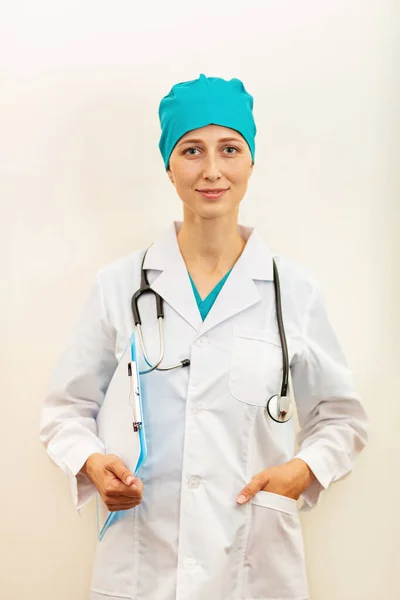 Médico ou enfermeiro segurando a prancheta das mãos em fundo bege, seringa para injeção de sarampo para bebê, homem, vacinação feminina, medicina e conceito de droga. Vacinação contra a pandemia do Coronavirus covid-19 — Fotografia de Stock