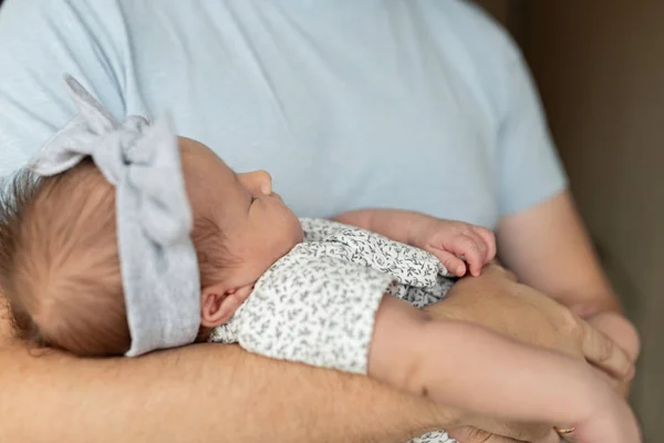 Jonge blanke vader die een pasgeboren meisje vasthoudt. Mannelijke man ouder en kind dochter. Authentieke lifestyle documentaire moment. Alleenstaand vader gezinsleven. Fijne Vaderdag vakantie — Stockfoto