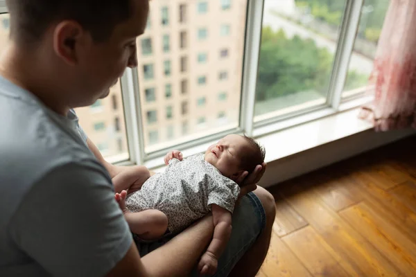 Jonge blanke vader die een pasgeboren meisje vasthoudt. Mannelijke man ouder en kind dochter. Authentieke lifestyle documentaire moment. Alleenstaand vader gezinsleven. Fijne Vaderdag vakantie. — Stockfoto