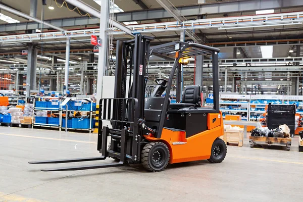 El almacén lleno de mercancías, cajas y estantes. Fondo industrial planta de contenedores fabricación fabricación producción cartón negocio trato —  Fotos de Stock