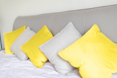 Modern iç tasarımda 2021 yılının renkleri: nihai gri ve aydınlatıcı. Renk konsepti, kopyalama alanı ile modelleme