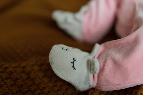 Blanke blonde baby vier maanden oud liggend op gezellig gebreide deken thuis. Kind draagt schattige roze kleding — Stockfoto
