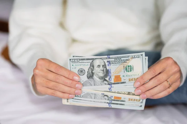 Mladá běloška drží ruce v hotovosti peníze dolary bankovky — Stock fotografie