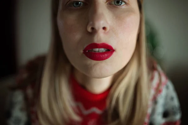 Кавказька жінка вдома під час різдвяних канікул. Портрет молодої приголомшливої моделі з яскраво - червоними губами. Сучасна концепція моди та молоді. Залишайтеся вдома через coronavirus covid-19 карантин — стокове фото