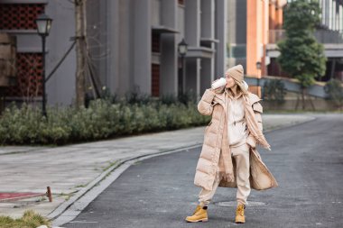 Dışarıda kahve içen bir kadın. 2021 yılının rengi: nihai gri. Renk konsepti, kopyalama alanı ile modelleme