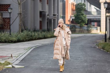 Dışarıda cep telefonu kullanan bir kadın. 2021 yılının rengi: nihai gri. Renk konsepti, kopyalama alanı ile modelleme