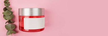 Doğal organik kozmetiklerle yatıyordu: serum, yeşil yapraklı pembe arka planda krem. Cilt bakımı, kozmetoloji, cilt bakımı. Güzellik sertifikası, blog tarzı. Üst görünüm, üst görünüm, genel görünüm