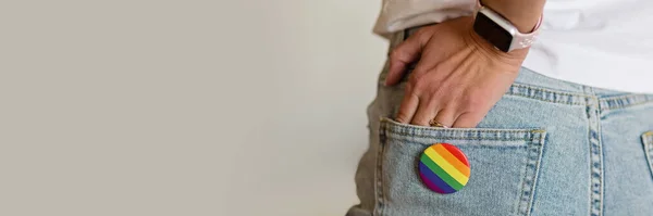 Mujer con estilo en vaqueros azules con el signo de la bandera del orgullo LGBT. Concepto del Día del Orgullo, San Valentín, libertad, amor. Plancha plana, vista superior, plantilla, techo —  Fotos de Stock