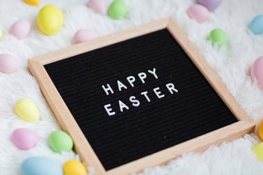 Tavşan kulaklı şık bir arka plan ve beyaz kürk arka planda Mutlu Paskalyalar mesajı. Düz konum, üst görünüm, model, genel görünüm, şablon