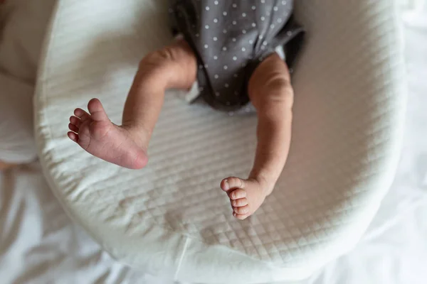 Pasgeboren baby in witte cocon. gezondheidszorg, hygiëne, gelukkig gezinsconcept — Stockfoto