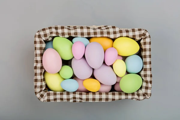 Stílusos háttér színes húsvéti tojás pasztell színek elszigetelt zöld háttér. Lapos fektetés, felülnézet, mockup, rezsi, sablon — Stock Fotó