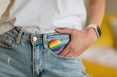 LGBT gurur işareti olan kot pantolonlu şık bir kadın. Onur Günü kavramı, Sevgililer Günü, özgürlük, aşk. Düz konum, üst görünüm, şablon, genel giderler