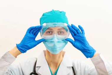 Bej arka planda bir doktor ya da hemşire. Coronavirus covid-19 salgınına karşı aşı, hastane veya klinik modeli