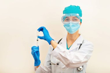 Bej arka planda el ele tutuşan doktor ya da hemşire grip aşısı, bebek, erkek, kadın aşısı, ilaç ve uyuşturucu konsepti için kızamık şırıngası. Coronavirus covid-19 salgınına karşı aşı 