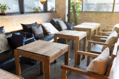 İkinci dalga Coronavirus covid-19 karantina sırasında insanların kafesi, barı veya restoranı üzerindeki mobilya dekorasyonu modern tarzda yapılmıştır.