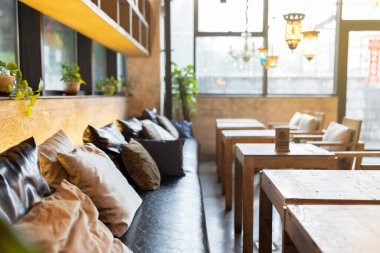 İkinci dalga Coronavirus covid-19 karantina sırasında insanların kafesi, barı veya restoranı üzerindeki mobilya dekorasyonu modern tarzda yapılmıştır.