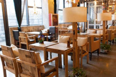 İkinci dalga Coronavirus covid-19 karantina sırasında insanların kafesi, barı veya restoranı üzerindeki mobilya dekorasyonu modern tarzda yapılmıştır.