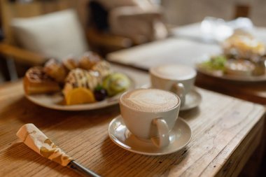 Kahverengi ahşap kırsal masada kepekli waffle, dondurma, kivi ve kahve..