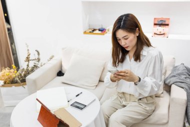 Küçük bir iş kurun, akıllı telefon ya da tablet kullanan Çinli genç girişimci paket ürün kutusu hazırlamak için online alışveriş siparişlerini alıp kontrol edin. çevrimiçi satış kavramı