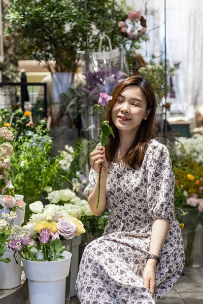 Pengusaha wanita Asia muda pemilik usaha kecil yang sukses berdiri dengan bunga di toko bunga — Stok Foto