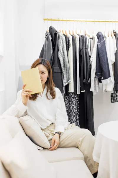 Avvio piccola impresa, Giovane donna cinese Imprenditore con pianificatore settimanale in negozio — Foto Stock