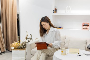 Küçük bir iş kurun, akıllı telefon ya da tablet kullanan Çinli genç girişimci paket ürün kutusu hazırlamak için online alışveriş siparişlerini alıp kontrol edin. çevrimiçi satış kavramı