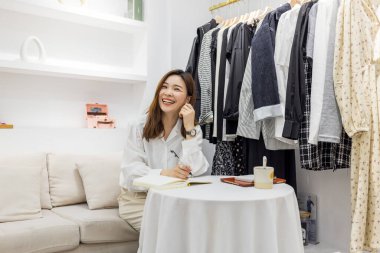 Küçük bir iş kurun, Çinli genç girişimci kadın haftalık planlamacı kullanıyor.